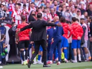 Atletico-Spieler vor VAR-Bildschirm