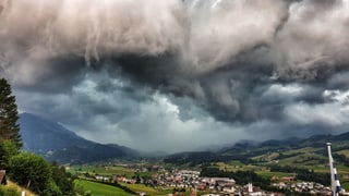 Wolkenwalze an der Gewitterfront über der Gemeinde Schüpfheim. Wolkenwalze an der Gewitterfront über der Gemeinde Schüpfheim.