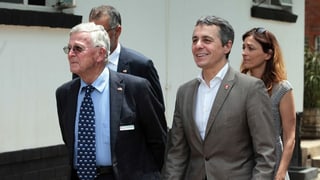 Aussenminister Ignazio Cassis (r.) besucht Ruedi Lüthy in dessen Klinik in Harare (Januar 2019). Aussenminister Ignazio Cassis (r.) besucht Ruedi Lüthy in dessen Klinik in Harare (Januar 2019).