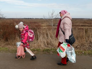 Mutter und Tochter auf der Flucht auf ungarischem Staatsgebiet.