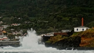 Riesige Wellen branden an den Ufern der Insel Pico auf