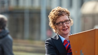 Verena Zimmermann an einem Schaltkasten.