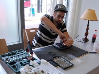 Ein Repair Café-Helfer rückt einem defekten Radio zu Leibe. Am Werkzeug fehlt es sicher nicht.