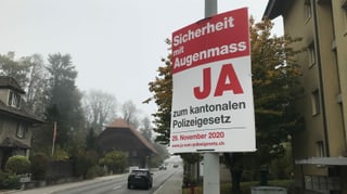 Plakat mit der Aufschrift Sicherheit mit Augenmass, Ja zum kantonalen Polizeigesetz Plakat mit der Aufschrift Sicherheit mit Augenmass, Ja zum kantonalen Polizeigesetz
