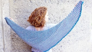 Eine Frau mit einem gestrickten Schal. Eine Frau mit einem gestrickten Schal.