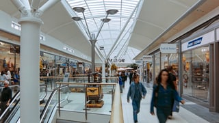 Blick in ein Shopping-Center mit Glasabdeckung im Dach.
