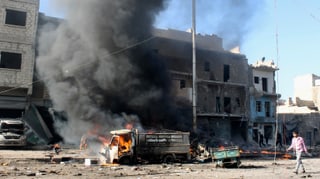 Ein Lastwagen steht in Flammen, über ihm steigt Rauch auf. Ein Lastwagen steht in Flammen, über ihm steigt Rauch auf.