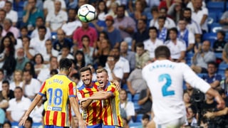 Carlos Soler und seine Teamkollegen feiern das 1:1.