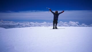 Ein Bergsteiger hat den Gipfel des Cho Oyu in Tibet erreicht.