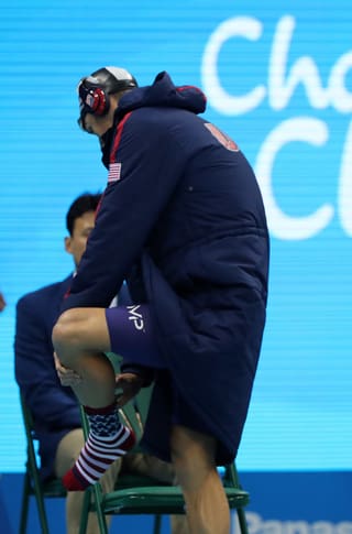 Enttäuscht: Der US-Amerikaner Michael Phelps, Rekord-Medaillengewinner an Olympischen Spielen, gewinnt in der neuen Disziplin Socken-Ziehen nur ein olympisches Diplom.