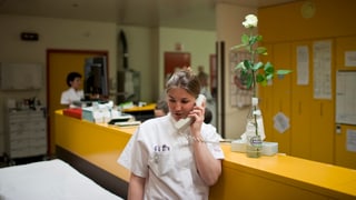 Frau mit weissem Hemd am Telefon