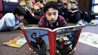 Ein Schüler in Neuseeland liest einen Spider-Man Comic.