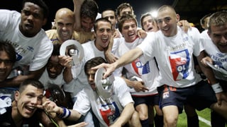 Das Team von Olympique Lyon feiert seinen 8. Meistertitel in Folge.