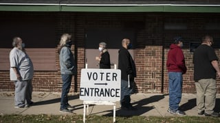 Stimmberechtigte in Wisconsin warten am 3. November 2020 in einer Reihe auf die Stimmabgabe.