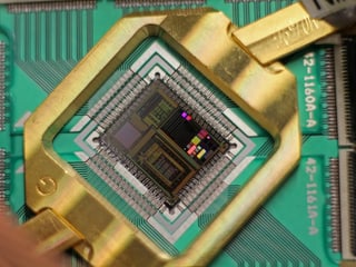 Der 512 Qubit Prozessor eines D-Wave Two Quantencomputers. Der 512 Qubit Prozessor eines D-Wave Two Quantencomputers.