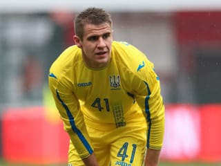 Artem Bjessjedin zieht die linke Fussballstulpe hoch. Artem Bjessjedin zieht die linke Fussballstulpe hoch.