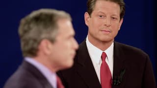 Al Gore beäugt George W. Bush kritisch.
