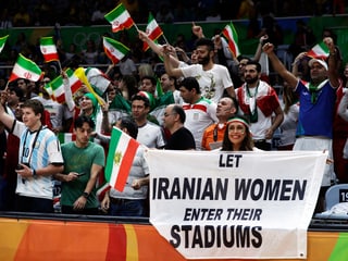 Darya Safai hält ein Transparent in die Kameras: «Let Iranian Women enter their Stadiums».