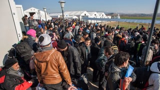 Flüchtlinge und Migranten warteten gestern an der griechisch-mazedonischen Grenze zum Eintritt in die EU.