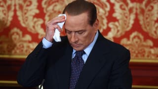 Berlusconi tupft sich Schweiss weg