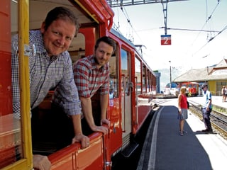 Roger Joss von den Rigi Bahnen AG und Christian Haueter von Rigi Plus AG schauen aus einem Wagen der Rigi Bahnen AG. 