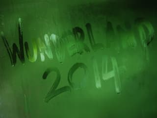 beschlagene Scheibe mit "Wunderland 2014", von Hand geschrieben