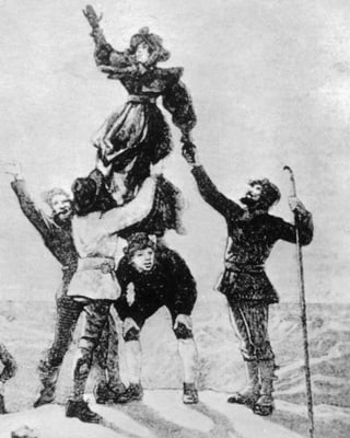 Eine Alpinistin und vier Männer auf einem Berggipfel. Eine Alpinistin und vier Männer auf einem Berggipfel.