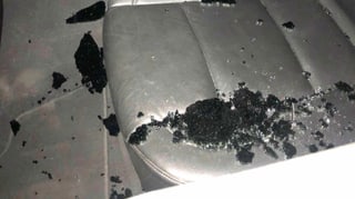 Eingeschlagene Autoscheibe liegt auf Autositz. Eingeschlagene Autoscheibe liegt auf Autositz.