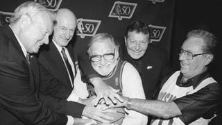 Oscar Schectman (Mitte) anlässlich des 50-Jahr-Jubiläums der NBA 1996.