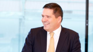 Portrait von Andreas Sturm, er lacht und man sieht ihn leicht von der Seite. Sturm blickt nicht in die Kamera.