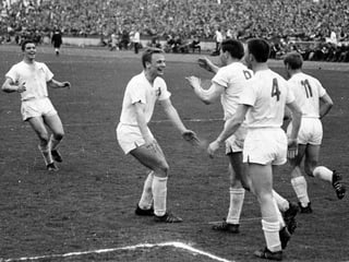 Köln-Spieler bejubeln 1964 ein Tor. Köln-Spieler bejubeln 1964 ein Tor.
