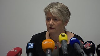 Die Zürcher Justizdirektorin Jacqueline Fehr an der Medienkonferenz ihr Mitgefühl aus