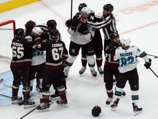 Prügelnde Eishockeyspieler. Prügelnde Eishockeyspieler.