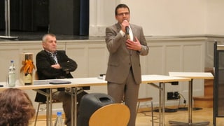 Matthias Jauslin steht vor dem Parlament und spricht. Matthias Jauslin steht vor dem Parlament und spricht.