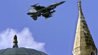 Eine F-16 der US-Luftwaffe fliegt über der Moschee von Incirlik (Archivbild 2001).