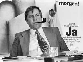 Ein junger Blocher aus dem Jahre 1980 mit Pfeife und Krawatte. Er blickt misstrauisch in die Ferne, schwarz-weiss-Bild