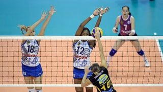 Volleyball-Spielerinnen nahe beim Netz beim Hochspringen
