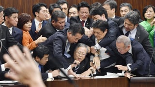 Japanische Abgeordnete streiten sich um ein Mikro Japanische Abgeordnete streiten sich um ein Mikro
