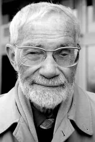 Schwarweiss Bild eines weisshaarigen Mannes mit Brille und Mantel. Schwarweiss Bild eines weisshaarigen Mannes mit Brille und Mantel.