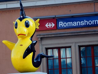 Vor dem Bahnhof Romanshorn steht eine vogelähnliche, gelb-schwarze Skupltur.