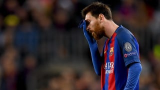 Lionel Messi hält die Hand vor das Gesicht