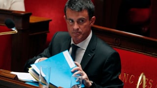 Premierminister Manuel Valls mit Dokumenten in der Assemblée nationale.