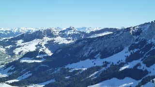 Blauer Himmel und verschneite Landschaft Blauer Himmel und verschneite Landschaft