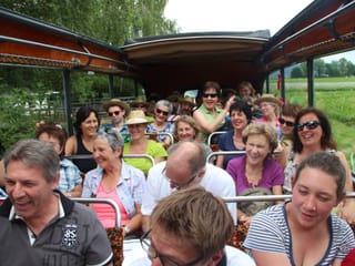 Das Oldtimer-Postauto ist cabriomässig unterwegs, das Dach ist abgedeckt, die Passagiere freuts.