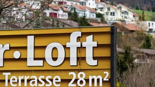 Schild «Loft - Terrasse 28 m2» vor einer Siedlung in Stettlen (BE)