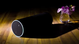 Amazon Alexa liegt auf einem Tisch