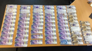 Zahlreiche 1000 Franken und 200 Franken Noten liegen ausgebreitet auf einem Tisch