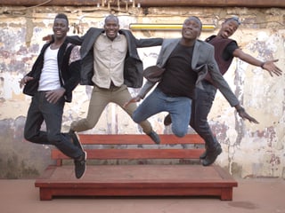 Vier junge Männer springen in die Luft.