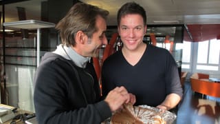 Sven offeriert seinem Kollegen Thomy Scherrer ein Stück Schoggikuchen. Sven offeriert seinem Kollegen Thomy Scherrer ein Stück Schoggikuchen.