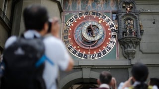 Ein Tourist fotografiert den Zytgloggeturm in Bern. 